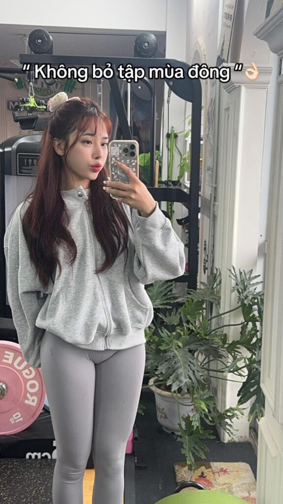 Gái Xinh Mặc Váy Xếp Ly Khoảnh Khắc Đẹp Như Mơ Của Thế Hệ Trẻ Với Gương Mặt Nổi Bật
